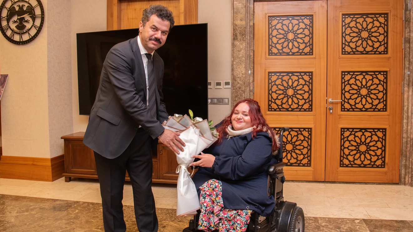 Engelli öğrencilerden Rektör Yılmaz’a anlamlı hediyeler